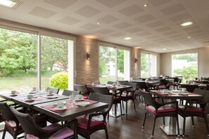 Sarapan prasmanan setiap hari (EUR 13.50 per orang)