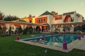 حمام سباحة