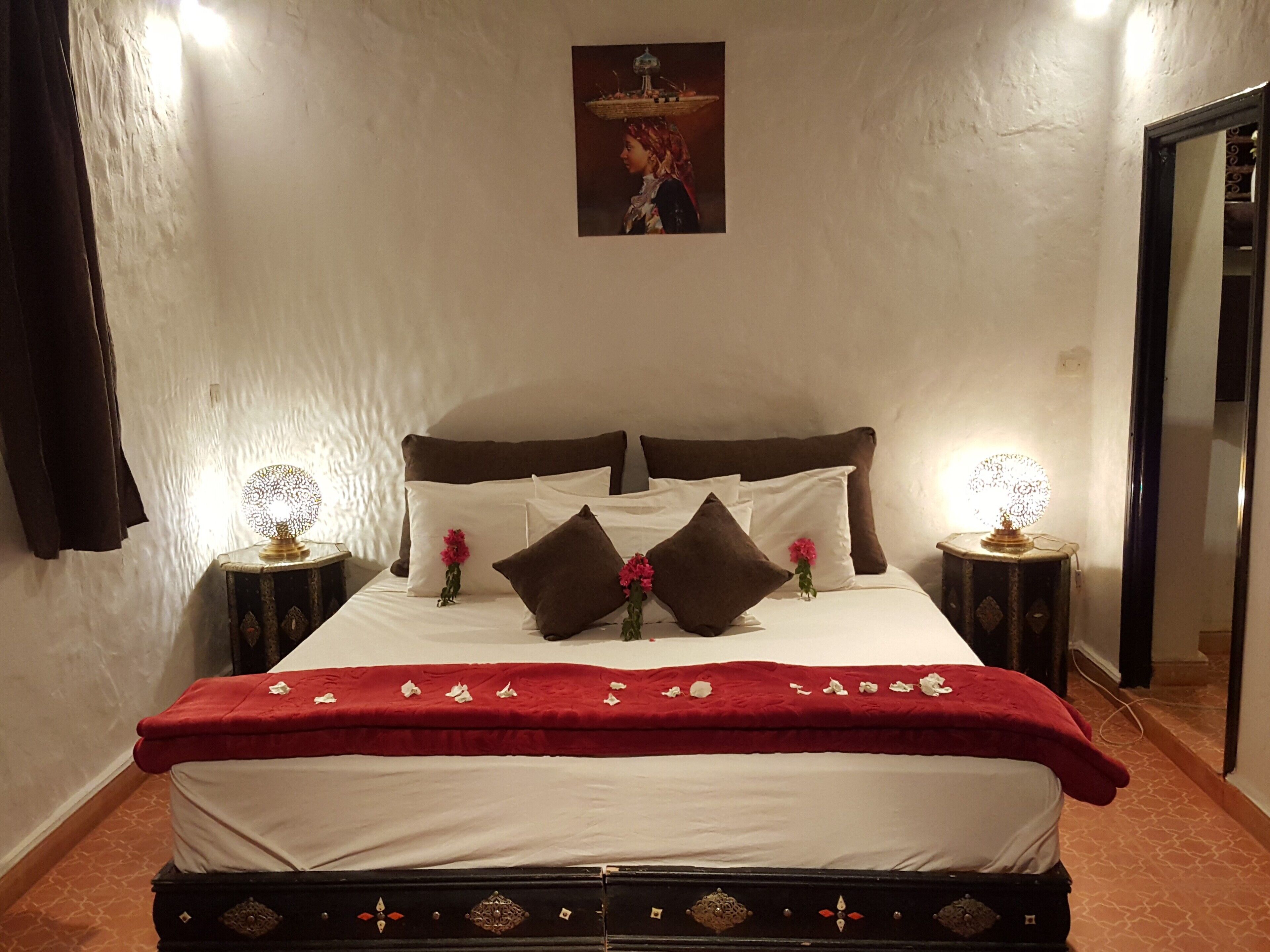 In-room safe, desk, bed sheets