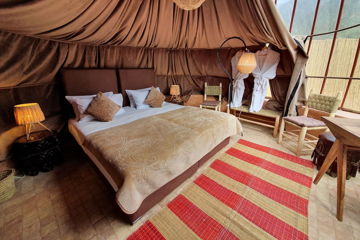 Design tent | 1 slaapkamer, een kluis op de kamer, een bureau, beddengoed