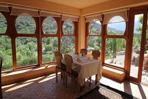 Se sirven desayunos y almuerzos; cocina marroquí; con vista a la piscina