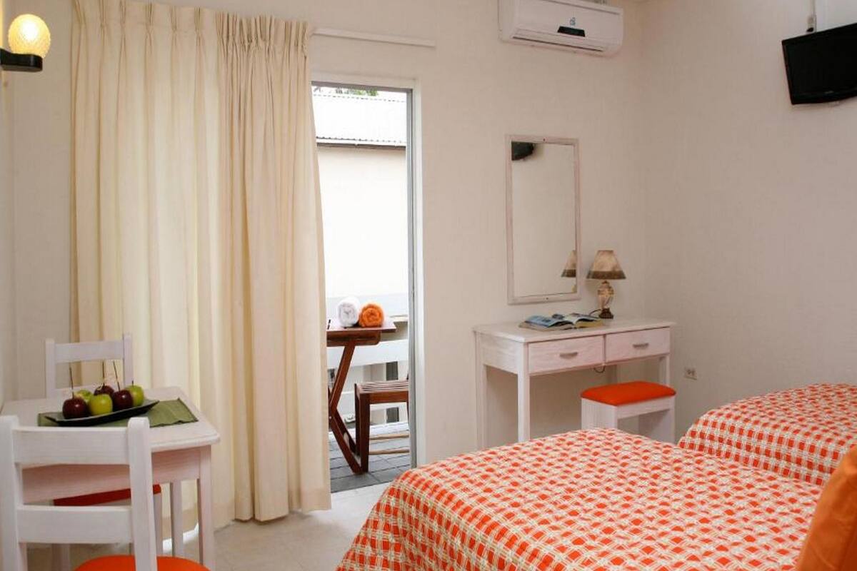 10 bedrooms, premium bedding, in-room safe, desk
