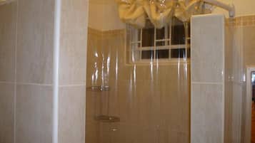 Combined shower/tub, free toiletries, hair dryer, towels