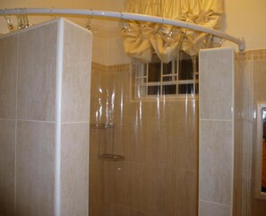 Duschwanne, kostenlose Toilettenartikel, Haartrockner, Handtücher