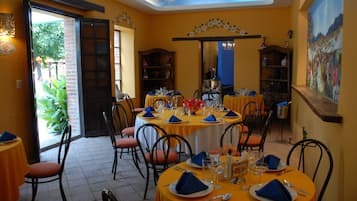 Se sirven desayunos, comidas, cenas y cocina regional