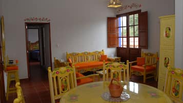 Suite | Sala de estar | Televisión LED de 32 pulgadas con canales vía satélite y televisión