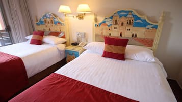 Habitación doble | Caja de seguridad en la habitación y tabla de planchar con plancha