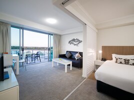 Apartamento executivo, 1 quarto | Espaço de trabalho para notebook, Wi-Fi de cortesia, roupa de cama