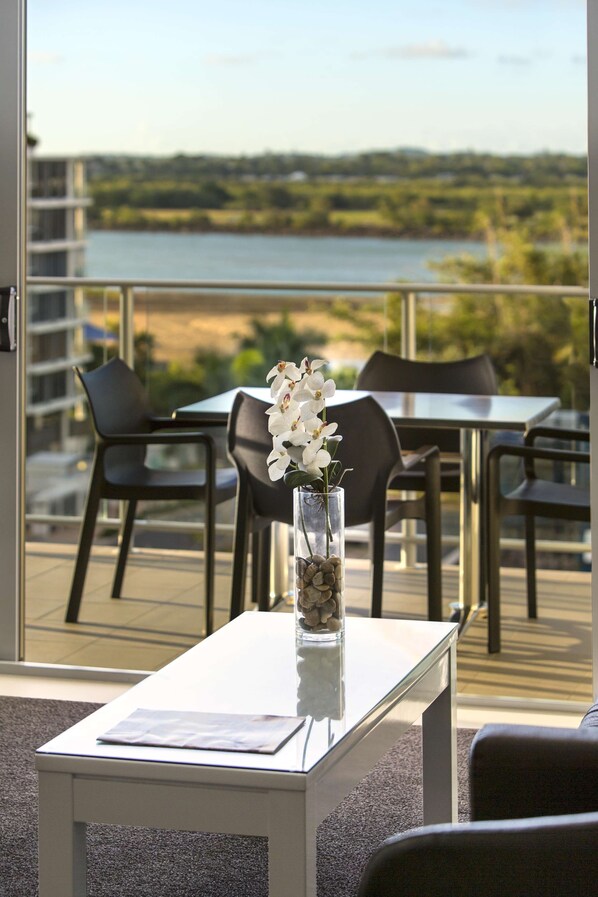 مساحة عمل للكمبيوتر المحمول وواي فاي مجانًا وملاءات أسرّة