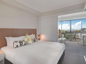 Espacio para trabajar con laptop, wifi gratis y ropa de cama 