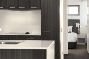 Laptop workspace, free WiFi, bed sheets, wheelchair access - Oaks Mackay Rivermarque Hotel (Mackay)
