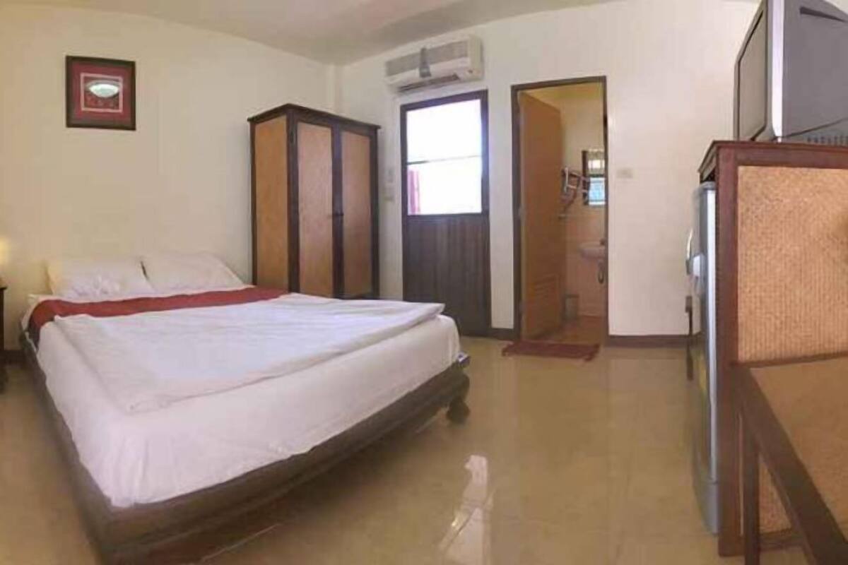 Premium bedding, in-room safe, desk, blackout curtains