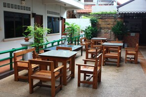 Terrace/patio - Tri Gong Hotel (Chiang Mai)