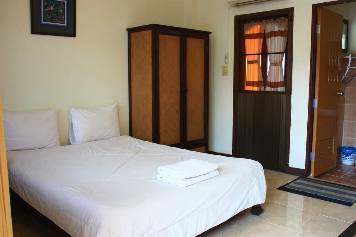 Ropa de cama de alta calidad y caja de seguridad en la habitación