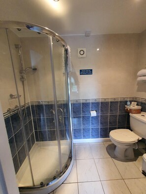 Standard Double Room, Ensuite | Bathroom - The Lord Nelson Inn (Newark)