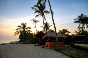 En la playa, sillas reclinables de playa, vóleibol de playa