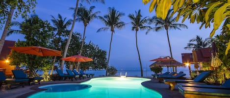 Ulkouima-allas, aurinkovarjoja, aurinkotuoleja