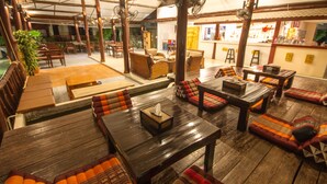 Een traditioneel Japans restaurant met houten meubels, tatami matten en een bar.