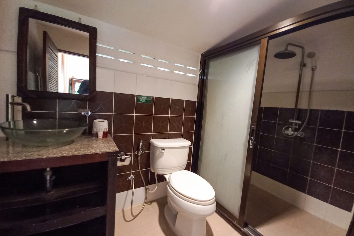 shower, free toiletries, towels