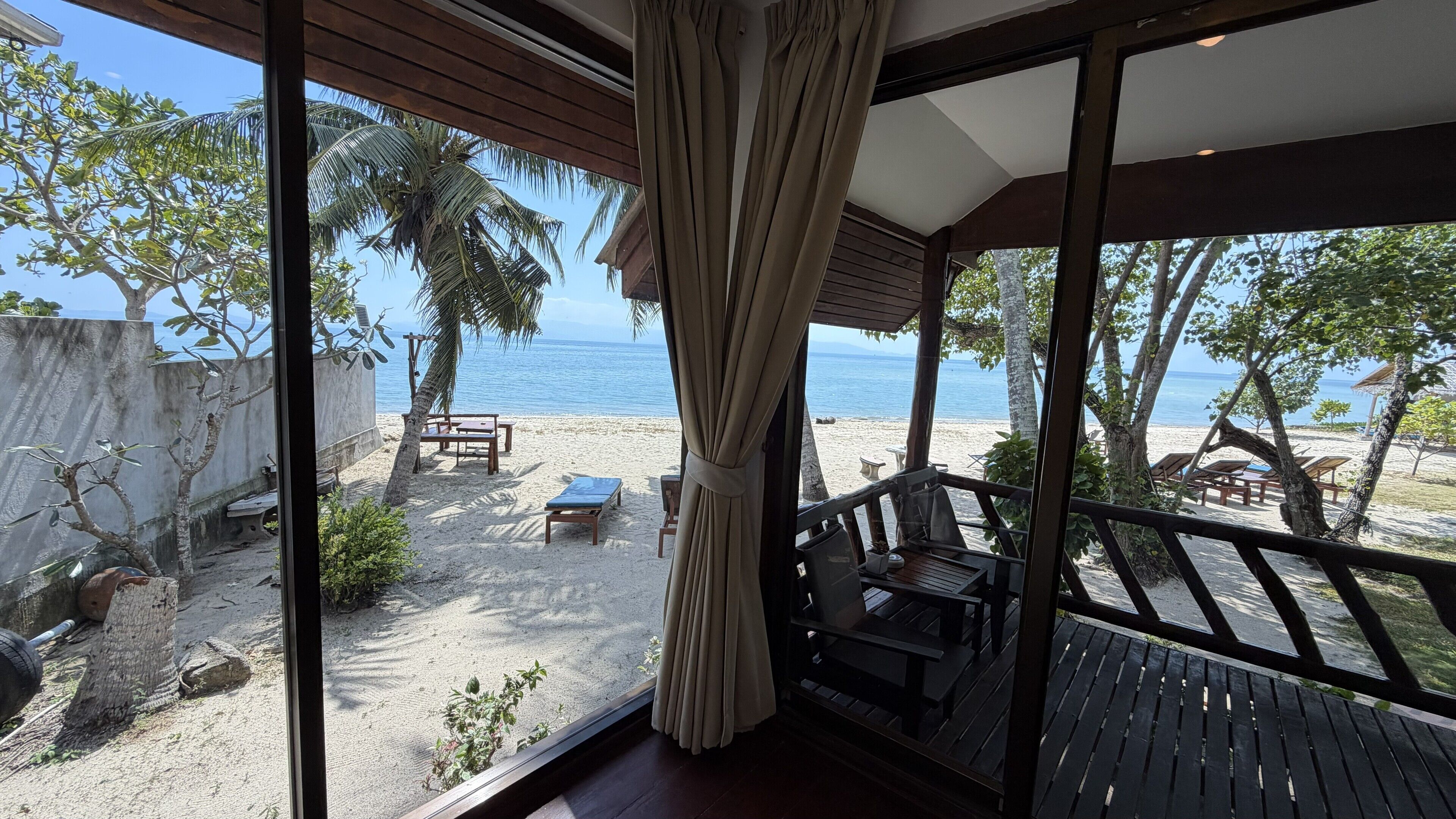 Beach Front Bungalow | Minibar, Zimmersafe