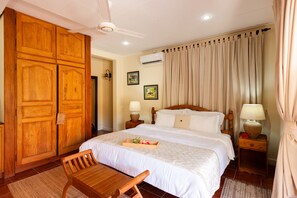 Dobbeltrom – classic, 1 soverom, terrasse, hageutsikt | Safe på rommet, individuelt dekorert, individuelt innredet og skrivebord