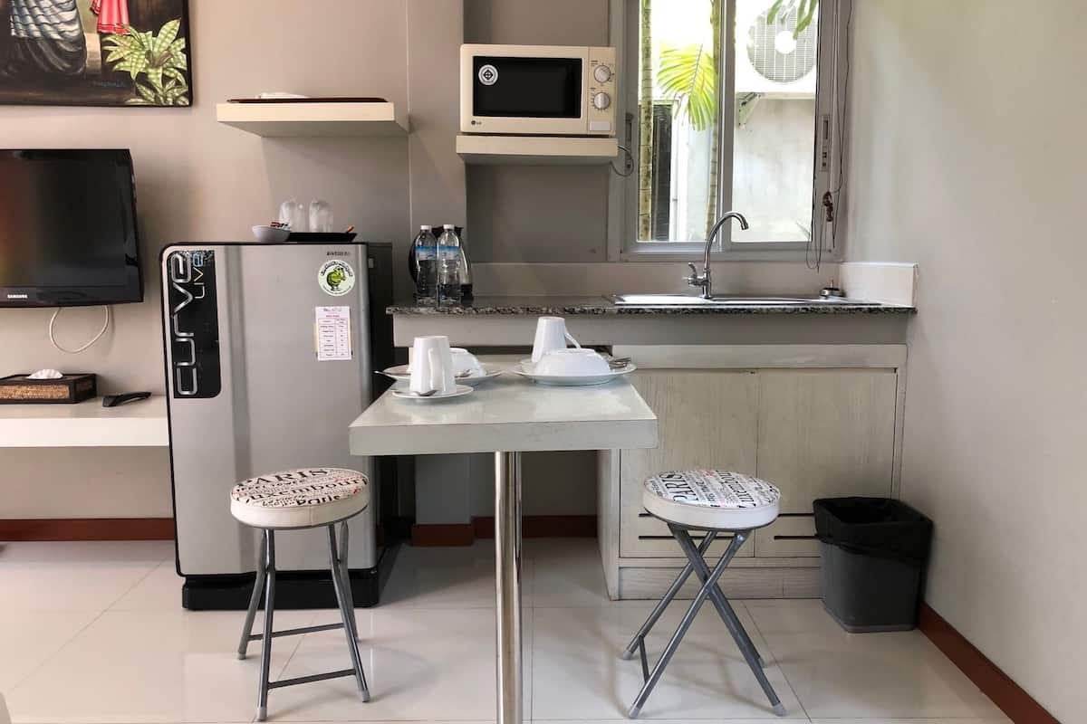 deluxe room | in-room dining