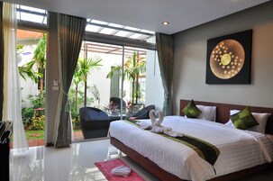 Minibar, caja de seguridad en la habitación y escritorio 