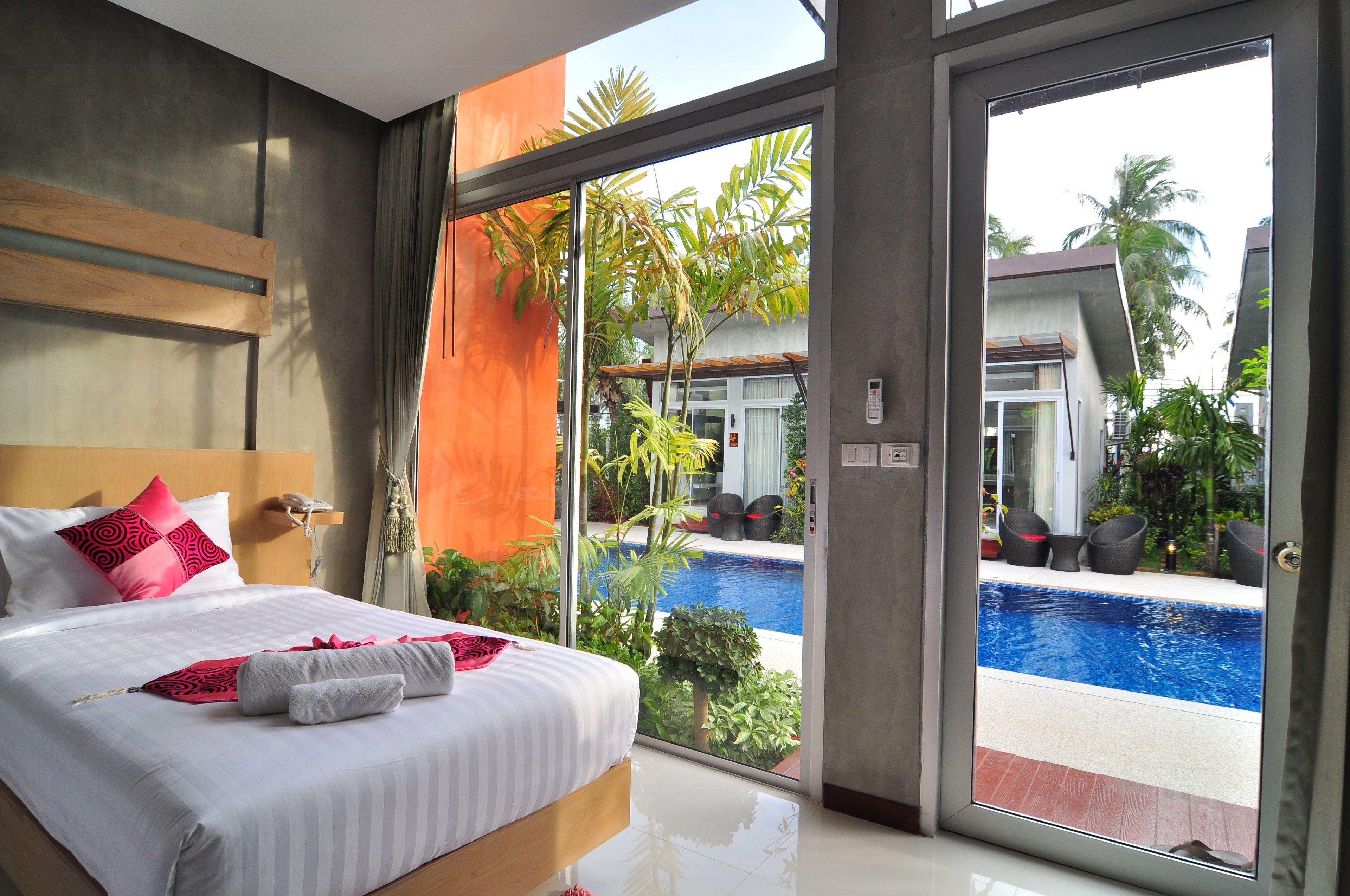 deluxe pool view | minibar, in-room safe, desk, rollaway beds