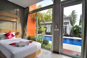 Deluxe Pool View | Minibar, värdeförvaringsskåp på rummet, skrivbord och extrasängar