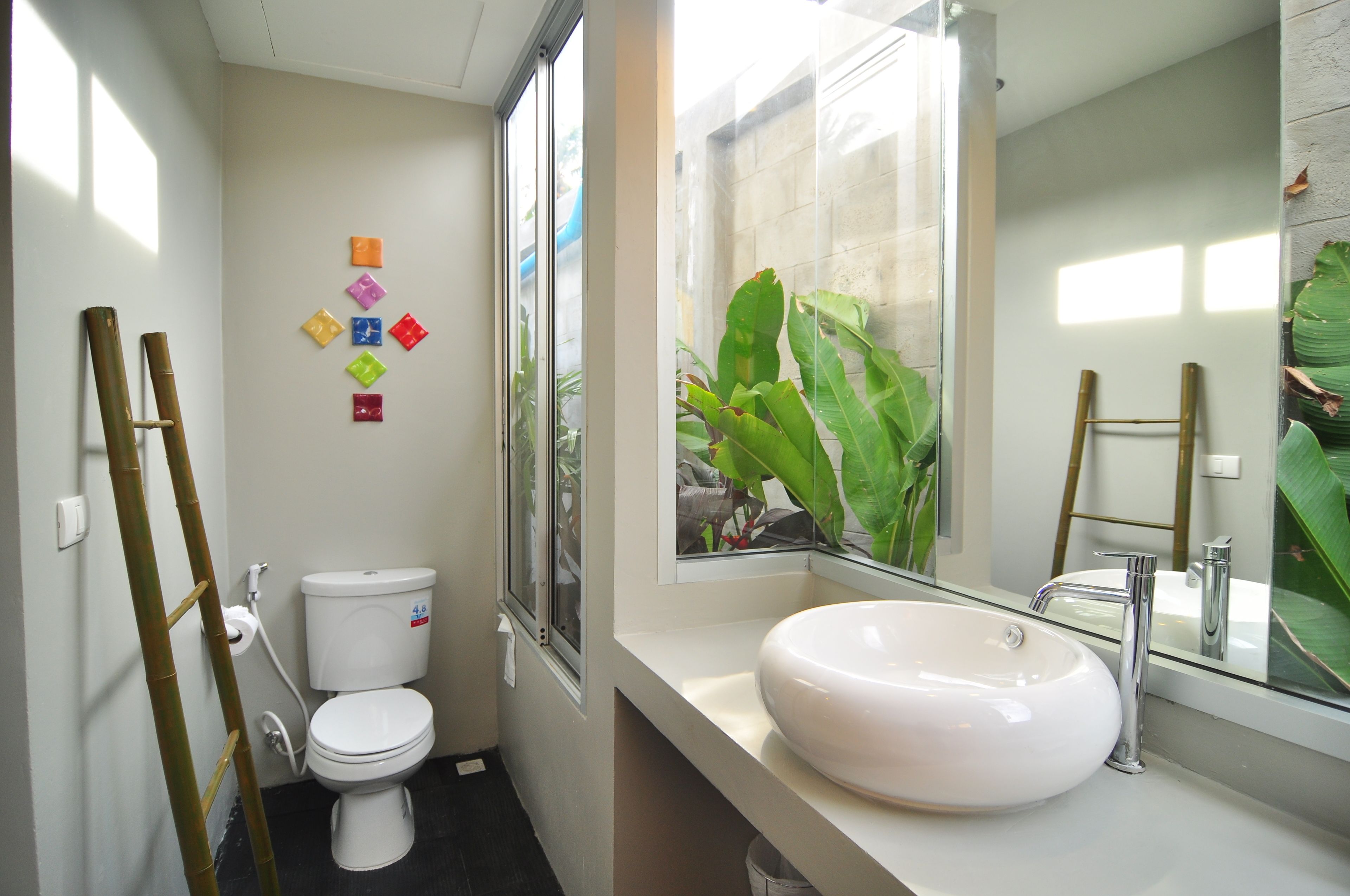 deluxe pool view | bathroom | rainfall showerhead, free toiletries, hair dryer, slippers