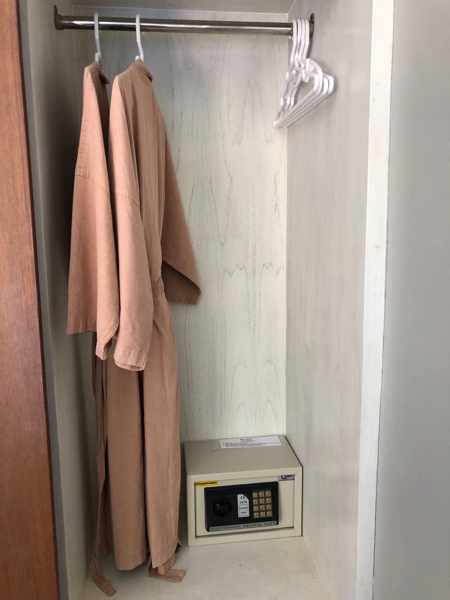 superior room | safe