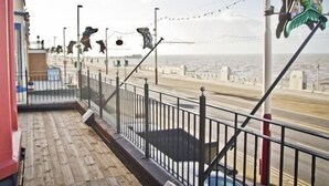 Unclassified image, 4 of 21, button - North Ocean Hotel (Blackpool)