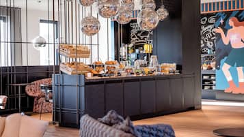Tägliches Frühstücksbuffet (17.90 EUR pro Person)