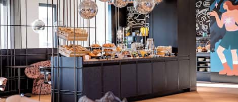 Tägliches Frühstücksbuffet (17.90 EUR pro Person)