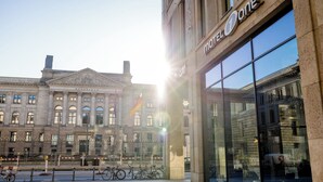 A building with a classical architectural style, featuring a prominent entrance and large windows. - Motel One Berlin-Potsdamer Platz (Berlin)