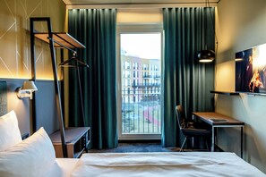 THE ONE with a balcony | 高档床上用品、办公桌、隔音、免费 WiFi
