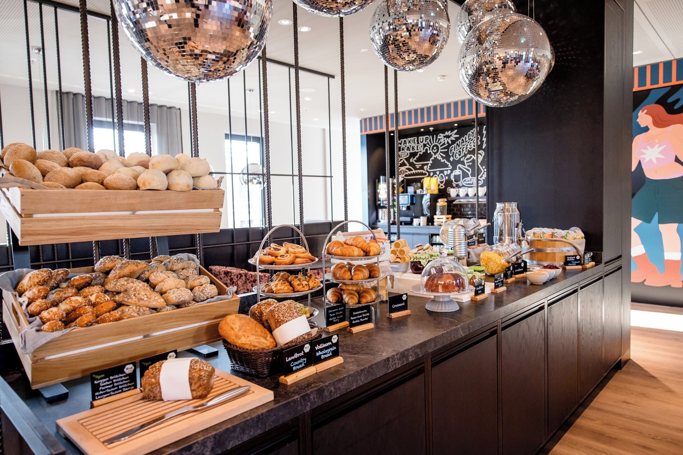 بوفيه فطور يوميًا بتكلفة قدرها (17.90 EUR للشخص)