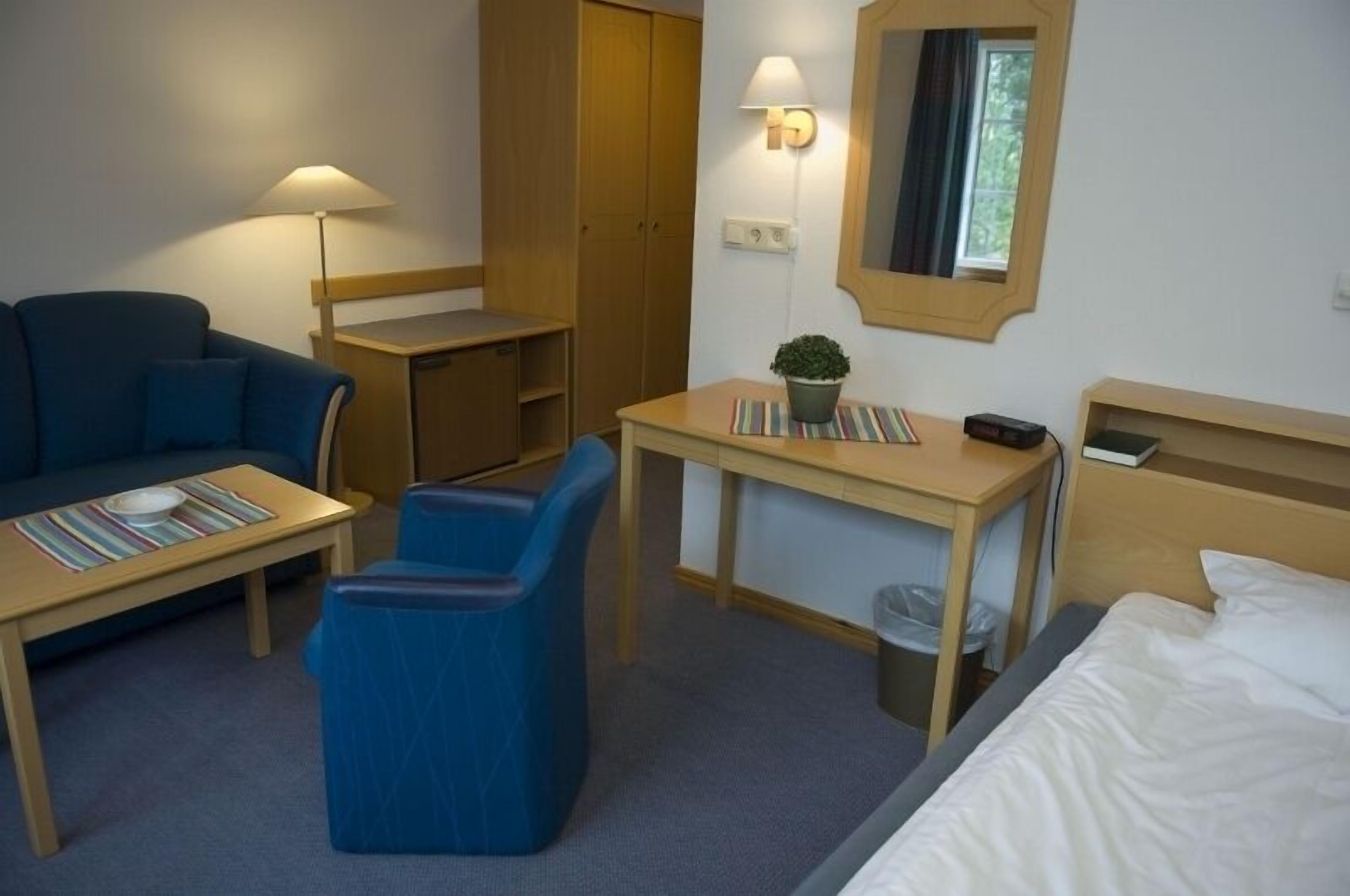 Desk, soundproofing, free rollaway beds, free WiFi