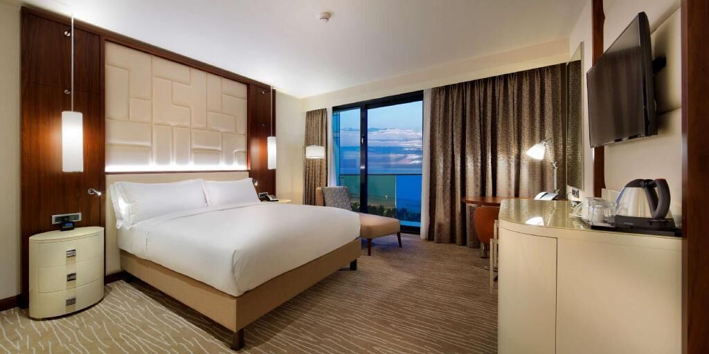 Ropa de cama hipoalergénica y caja de seguridad en la habitación 