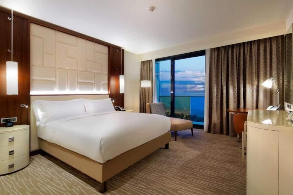 Roupas de cama antialérgicas, cofres nos quartos, cortinas blackout