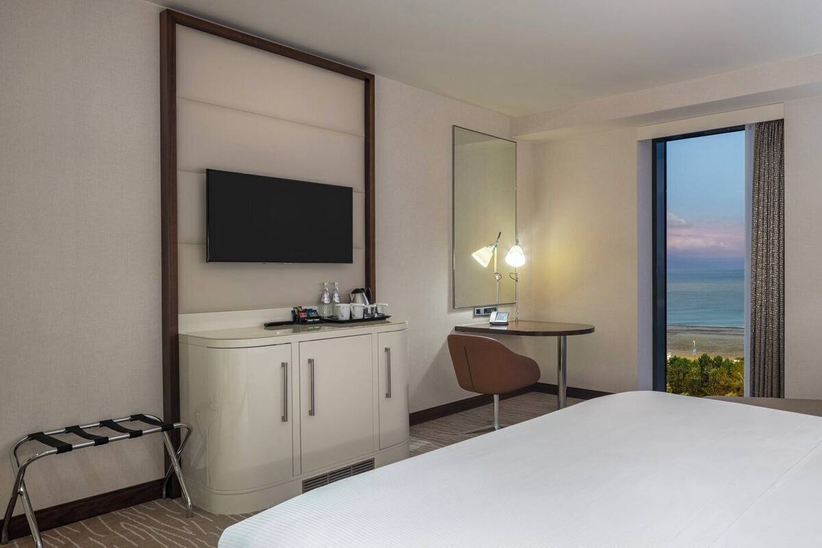 Hypo-allergenic bedding available, in-room safe, blackout drapes