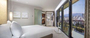 ห้องพัก, เตียงคิงไซส์ 1 เตียง, ระเบียง (Guest Room) | เครื่องนอนป้องกันสารก่อภูมิแพ้, ตู้นิรภัยในห้องพัก, ผ้าม่านกันแสง