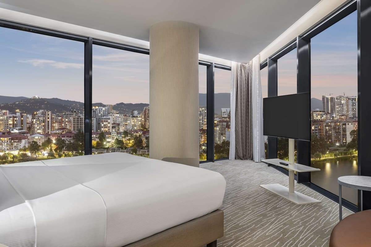 suite, 1 bedroom | in-room safe, soundproofing, free cots/infant beds, rollaway beds