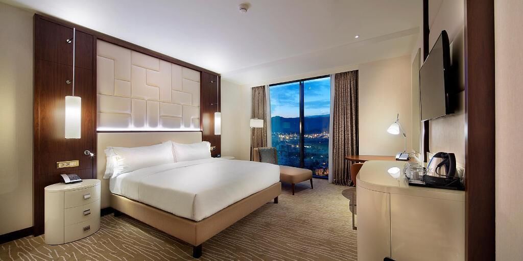 Ropa de cama hipoalergénica y caja de seguridad en la habitación 