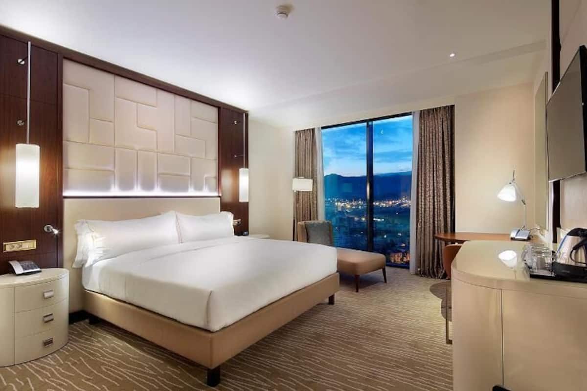 Roupas de cama antialérgicas, cofres nos quartos, cortinas blackout