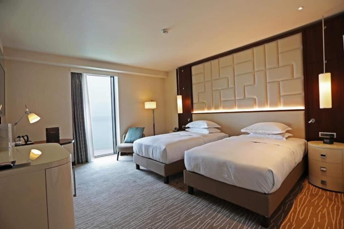 Roupas de cama antialérgicas, cofres nos quartos, cortinas blackout