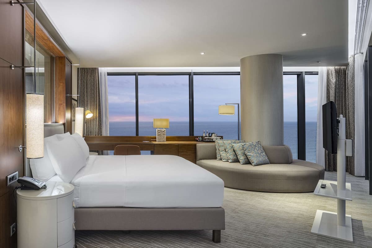 Suite Junior, 1 letto king, vista mare (Panoramic) | Area soggiorno | TV a schermo piatto