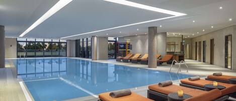 Indoor pool, sun loungers