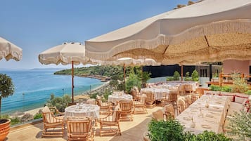 8 restaurants, breakfast, lunch, dinner served; Japanese cuisine