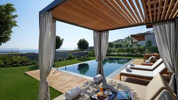 Un entorno exterior lujoso con piscina, tumbonas y una pérgola de madera.